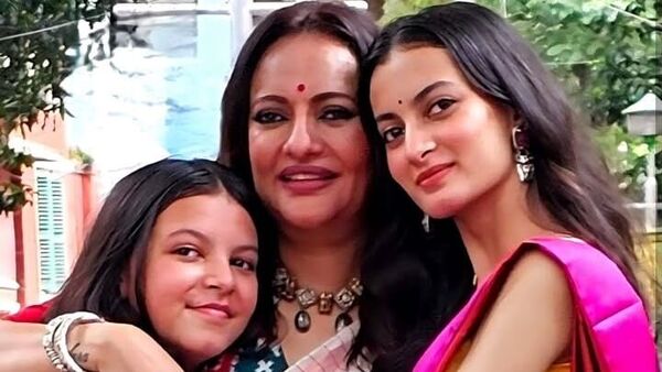 ‘যতক্ষণ না আমরা…’,মেয়েদের বুকে জড়িয়ে জীবনের কোন সত্য উদঘাটন করলেন নীলাঞ্জনা? ‘যতক্ষণ না আমরা…’,মেয়েদের বুকে জড়িয়ে জীবনের কোন সত্য উদঘাটন করলেন নীলাঞ্জনা?