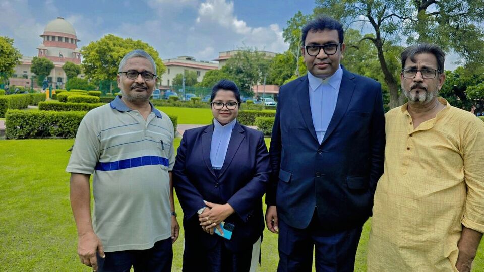 এমনিতে মঙ্গলবার (২৬ অগস্ট) সুপ্রিম কোর্টে পশ্চিমবঙ্গের রাজ্য সরকারি কর্মচারীদের বকেয়া ডিএ মামলা ওঠে। রাজ্য সরকারি কর্মচারীদের সংগঠন কনফেডারেশন অফ স্টেট গভর্নমেন্ট এমপ্লয়িজের সাধারণ সম্পাদক মলয় মুখোপাধ্যায় জানিয়েছেন, সুপ্রিম কোর্টের তরফে আপাতত জানানো হয়েছে যে আগামী ১১ সেপ্টেম্বর ফের ডিএ মামলা উঠতে পারে। এখনও চূড়ান্ত কোনও দিনক্ষণ জানানো হয়নি। (ফাইল ছবি)