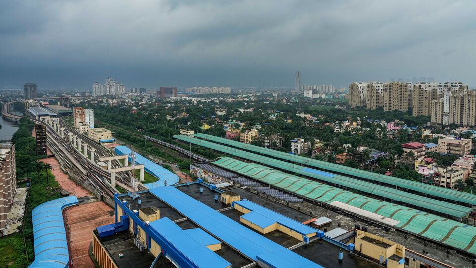 সেই কাজের জন্য রবিবার বিকেল চারটে পর্যন্ত শহিদ ক্ষুদিরাম থেকে মহানায়ক উত্তম কুমার মেট্রো পরিষেবা বন্ধ রাখা হয়েছিল। সূত্রের খবর, পরের সপ্তাহেও ওই ক্রসওভার তৈরির কাজ চলবে। সেজন্য সপ্তাহান্তে একইরকমভবে কয়েক ঘণ্টার শহিদ ক্ষুদিরাম থেকে মহানায়ক উত্তম কুমার মেট্রো পরিষেবা বন্ধ রাখা হবে। ওই সময় বাকি অংশে স্বাভাবিকভাবেই চলবে মেট্রো। (ফাইল ছবি, সৌজন্যে পিটিআই)