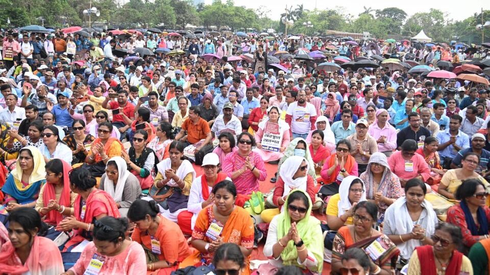সুপ্রিম কোর্টে ডিএ মামলার শুনানির ঠিক আগে রাজ্য সরকারি কর্মচারীদের বড় সুবিধা করে দিল নবান্ন। সোমবার শীর্ষ আদালতের বিচারপতি সঞ্জয় কারোল এবং বিচারপতি প্রশান্তকুমার মিশ্রের বেঞ্চে উঠবে ডিএ মামলা। বিষয়টি নিয়ে কনফেডারেশন অফ স্টেট গভর্নমেন্ট এমপ্লয়িজের সাধারণ সম্পাদক মলয় মুখোপাধ্যায় জানিয়েছেন, ‘(সুপ্রিম কোর্টের) ১২ নম্বর কোর্টে দুপুর দুটোয় (ডিএ মামলা উঠবে)।’ (ফাইল ছবি)