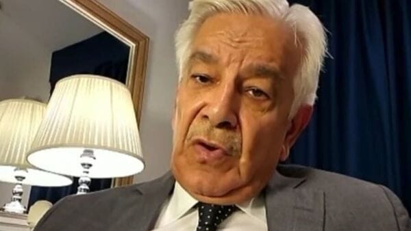 পাকিস্তান এই মুহূর্তে গত ৪০ বছরের মধ্যে সবচেয়ে খারাপ বন্যা পরিস্থিতির মধ্যে রয়েছে। লাহোর ইতিমধ্যেই ভাসছে। রাজধানী ইসলামাবাদেও বন্যা ঘিরে হাই অ্যালার্ট জারি রয়েছে। তার আগে, সদ্য পাকিস্তানের মন্ত্রী আহসান ইকবাল ভারতের বিরুদ্ধে আঙুল তুলেছিলেন বন্যার আগাম তথ্য প্রদান ঘিরে। বন্যা পরিস্থিতির মধ্যেই পাকিস্তানের প্রতিরক্ষামন্ত্রী খোয়াজা শরিফ পাকিস্তানে বন্যা নিয়ে ভারতের দিকে আঙুল তুলেছিলেন। এবার সেই খোয়াজা আসিফ ১৮০ডিগ্রি ঘুরে পাকিস্তানের বন্যা নিয়ে ‘নিজেদের কর্মকাণ্ড’কেই কাঠগড়ায় দাঁড় করিয়ে দিলেন।