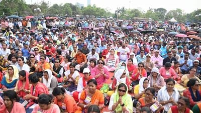 বকেয়া ডিএ মামলার শুনানি পিছিয়ে যাওয়ার মধ্যেই রাজ্য সরকারি কর্মচারীদের সংগঠন কনফেডারেশন অফ স্টেট গভর্নমেন্ট এমপ্লয়িজের সাধারণ সম্পাদক মলয় মুখোপাধ্যায় দাবি করেছেন, ‘সকলের সরকার এক জুনিয়র আইনজীবীর মাধ্যমে আবারও একটি রিটেন সাবমিশন পেশ করেছে। আমাদের এখনও কপি দেয়নি। আশা করছি, সর্বোচ্চ আদালত এই নয়া সাবমিশন গ্রহণ করবে না।’ (ফাইল ছবি, সৌজন্যে ফেসবুক)