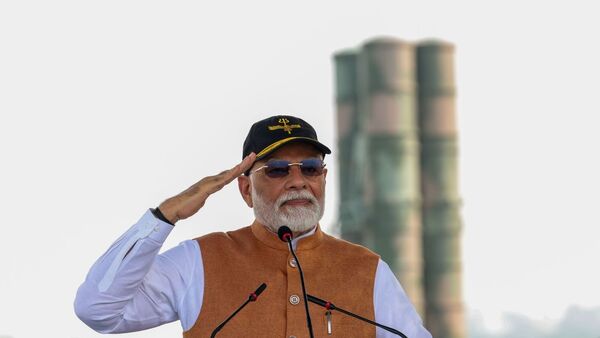 সস্তায় তেলের সঙ্গে রাশিয়া ভারতকে আরও এস-৪০০ মিসাইল সিস্টেম দেওয়ার তোড়জোড় করছে বলেও একাধিক রিপোর্টে জানানো হল। সংবাদসংস্থা রয়টার্সের প্রতিবেদন অনুযায়ী, রাশিয়ার প্রতিরক্ষা সরঞ্জাম রফতানি বিষয়ক এক আধিকারিককে উদ্ধৃত করে তাস সংবাদসংস্থায় জানানো হয়েছে যে আরও বেশি সংখ্যক এস-৪০০ সারফেস-টু-এয়ার মিসাইল সিস্টেম সরবরাহ করা নিয়ে নয়াদিল্লি এবং মস্কোর মধ্যে আলোচনা চলছে। (ফাইল ছবি, সৌজন্যে এক্স @NarendraModi)