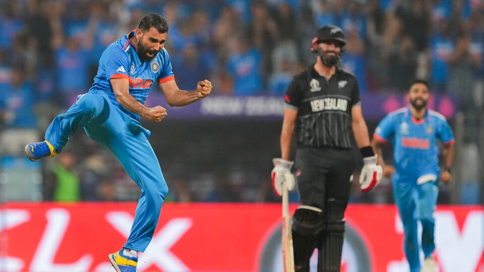 একদিনের ক্রিকেটে দ্রুততম ১০০টি এবং ২০০টি উইকেট: ভারতের হয়ে দ্রুততম ১০০ এবং ২০০ ওয়ানডে উইকেট নেওয়ার রেকর্ড রয়েছে শামির ঝুলিতে। তিনি ৫৬ টি ওয়ানডে ম্যাচে ১০০ উইকেট পূর্ণ করেছিলেন। অন্যদিকে, শামি ১০৪ টি ওয়ান ডে ম্যাচে ২০০-র গণ্ডি ছুঁয়ে ফেলেন। (ফাইল ছবি, সৌজন্যে পিটিআই)