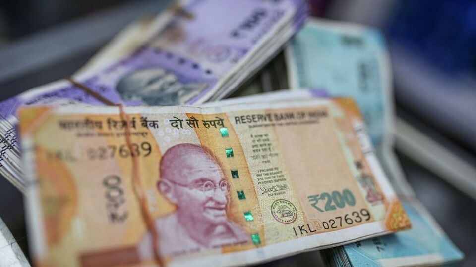 কেন্দ্রীয় সরকারি কর্মচারীদের সঙ্গে রাজ্য সরকারি কর্মচারীদের মহার্ঘ ভাতার (ডিয়ারনেস অ্যালোওয়েন্স বা ডিএ) ফারাক কমানোর পদক্ষেপ করা হচ্ছে বলে আশ্বাস দিলেন মুখ্যমন্ত্রী। তিনি জানিয়েছেন, ডিএয়ের জন্য রাজ্য সরকারি কর্মচারীদের বিক্ষোভ বা আন্দোলন করার কোনও প্রয়োজন নেই। তাঁরা যাতে কেন্দ্রীয় হারে মহার্ঘ ভাতা, সেটার জন্য বিভিন্ন পদক্ষেপ করা হচ্ছে। (ছবিটি প্রতীকী)