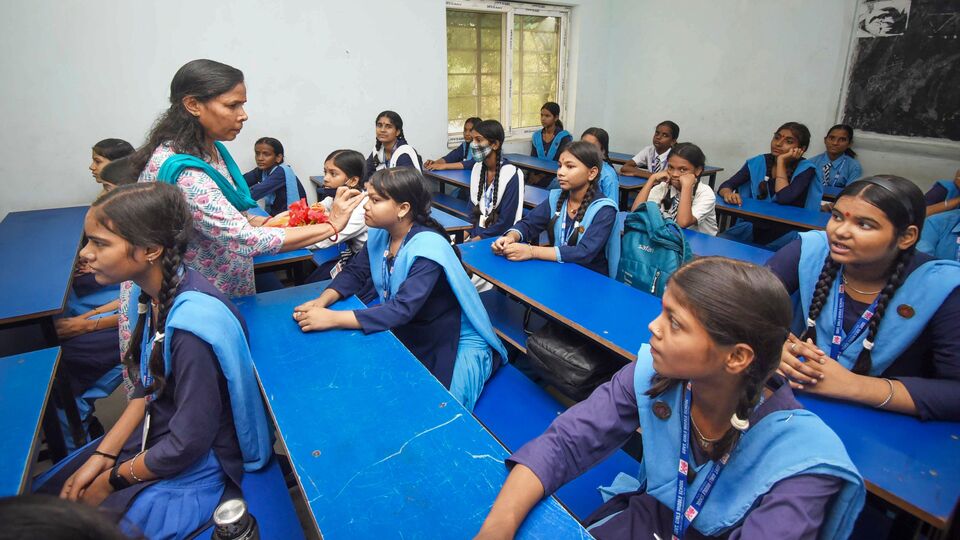 তারইমধ্যে মুখ্যমন্ত্রী জানিয়েছেন, গত সাত বছরে রাজ্য সরকার ৫,০০০-র বেশি শিক্ষক নিয়োগ করেছে। সবমিলিয়ে গত সাত বছরে বিভিন্ন ক্যাটেগরিতে ১৯,৮০০ সরকারি কর্মচারীকে নিয়োগ করা হয়েছে। তাঁদের মধ্যে শিক্ষকের সংখ্যা হল ৫,২১৫। সেইসঙ্গে তিনি জানিয়েছেন, সরকারি স্কুলে পড়াশোনার মানোন্নয়নের জন্য ভালো মানের শিক্ষক নিয়োগ করতে চায় রাজ্য সরকার। (ছবিটি প্রতীকী, সৌজন্যে পিটিআই)