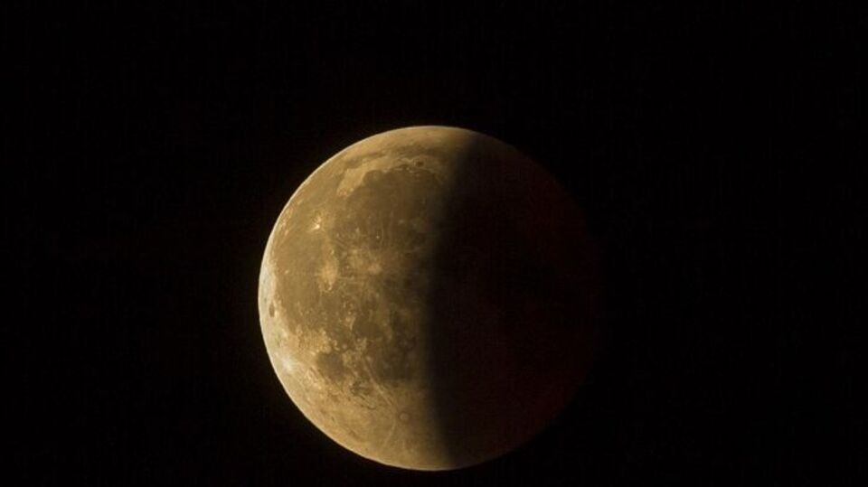 ২০২৫ সালের দ্বিতীয় চন্দ্রগ্রহণ রয়েছে আজ রাতে। ৭ সেপ্টেম্বর রাত ৯ টা ৫৮ মিনিট থেকে রয়েছে চন্দ্রগ্রহণ। আর গ্রহণ শেষ হবে মধ্যরাত পার করে। ততক্ষণে ঘড়িতে ১২ টা পেরিয়ে যাবে। খাতায় কলমে ৮ সেপ্টেম্বর রাত ১ টা ২৬ মিনিটে গ্রহণ শেষ হবে। 