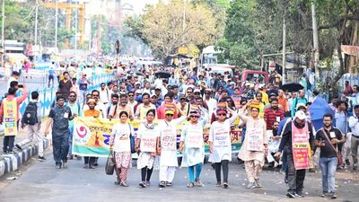 রাজ্য সরকারি কর্মচারীদের সংগঠন কনফেডারেশন অফ স্টেট গভর্নমেন্ট এমপ্লয়িজের আইনজীবী বিকাশরঞ্জন ভট্টাচার্য বলেছেন, ‘এটা অত্যন্ত ইতিবাচক ব্যাপার যে (ডিএ মামলার) হিয়ারিং (শুনানি) শেষ হল। কপিল সিব্বল সময় নিয়েছিলেন। কিন্তু তেমন কিছু বলার সুযোগ পাননি বা বলার কিছু ছিলও না। তারপর শোনা হয়। শুনে হিয়ারিং শেষ করা হয়েছে।’ (ফাইল ছবি) রাজ্য সরকারি কর্মচারীদের সংগঠন কনফেডারেশন অফ স্টেট গভর্নমেন্ট এমপ্লয়িজের আইনজীবী বিকাশরঞ্জন ভট্টাচার্য বলেছেন, ‘এটা অত্যন্ত ইতিবাচক ব্যাপার যে (ডিএ মামলার) হিয়ারিং (শুনানি) শেষ হল। কপিল সিব্বল সময় নিয়েছিলেন। কিন্তু তেমন কিছু বলার সুযোগ পাননি বা বলার কিছু ছিলও না। তারপর শোনা হয়। শুনে হিয়ারিং শেষ করা হয়েছে।’ (ফাইল ছবি)