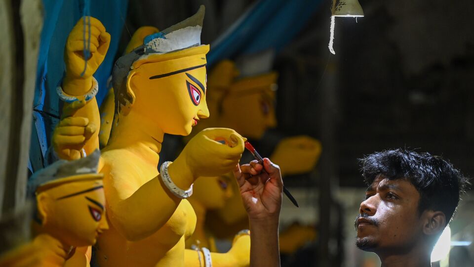 পুজোর সময় একটানা ছুটি না থাকলেও কয়েকদিন সুপ্রিম কোর্ট বন্ধ থাকবে। শীর্ষ আদালতের ছুটির তালিকা অনুযায়ী, দশেরা এবং মহাত্মা গান্ধীর জন্মদিবস মিলিয়ে আগামী ২৯ সেপ্টেম্বর থেকে ৪ অক্টোবর পর্যন্ত শীর্ষ আদালত বন্ধ থাকবে। আবার দীপাবলির জন্য আগামী ২০ অক্টোবর থেকে ২৫ অক্টোবর পর্যন্ত সুপ্রিম কোর্টে ছুটি রয়েছে। বছর শেষে আবার আগামী ২২ ডিসেম্বর থেকে ১ জানুয়ারি পর্যন্ত ছুটি থাকবে সুপ্রিম কোর্টে। (ছবিটি প্রতীকী, সৌজন্যে সমীর জানা/হিন্দুস্তান টাইমস)
