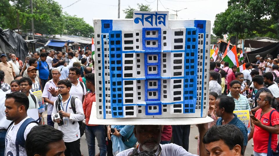 সংগ্রামী যৌথ মঞ্চের আইনজীবী জানিয়েছেন, সোমবার শীর্ষ আদালতে ডিএ মামলার শুনানির সময় একটি ক্ল্যারিফিকেশনের দরকার ছিল, যাতে আগামিদিনে ডিএ পাওয়ার পথটা প্রশস্ত হয়। শীর্ষ আদালতের কাছে তুলে ধরা হয়েছে যে সার্ভিস রুল থেকেই মহার্ঘ ভাতার অধিকারের বিষয়টি আসছে। সর্বভারতীয় মূল্যসূচক (এআইসিপিআই) যেমন বাড়বে, সেরকমভাবে ডিএ দিতে হবে বলে সওয়াল করা হয়েছে সুপ্রিম কোর্টে। (ফাইল ছবি, সৌজন্যে সমীর জানা/হিন্দুস্তান টাইমস)