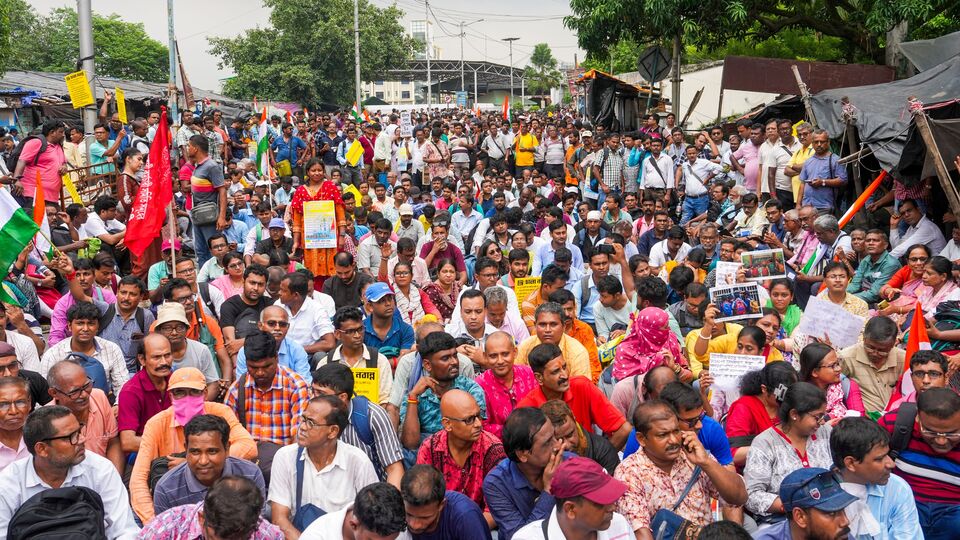 রাজ্য সরকারি কর্মচারীদের সংগঠনের আহ্বায়ক দাবি করেছেন, সার্ভিস রুলের মধ্যেই লেখা আছে যে ডিএ হল রাজ্য সরকারি কর্মচারীদের অধিকার। আর সেই ডিএ রাজ্য সরকারি কর্মচারীদের বেতনের অংশ। তাই সর্বভারতীয় মূল্যসূচক মেনে ডিএ দেওয়ার বিষয়টি শুধুমাত্র রোপা ২০০৯-র মধ্যে সীমাবদ্ধ থাকবে না, রোপা ২০১৯-র ক্ষেত্রেও সেই নিয়ম প্রয়োজ্য হবে। (ফাইল ছবি, সৌজন্যে পিটিআই)