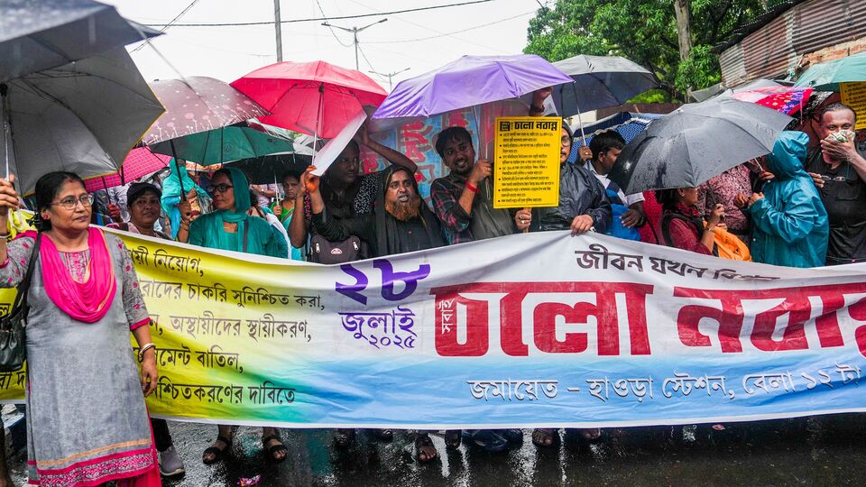 তিনি দাবি করেছেন, রোপা ২০১৯-তে (ষষ্ঠ বেতন কমিশন) ডিএয়ের বিষয়টি তুলে দিয়েছে রাজ্য সরকার। সেটা ভবিষ্যতে চ্যালেঞ্জ করা হতে পারে। আর সেক্ষেত্রে সোমবার তাঁরা সুপ্রিম কোর্টে যে সওয়াল করেছেন, তা অত্যন্ত গুরুত্বপূর্ণ দিক হয়ে থাকবে। আর সেই মামলাও তাঁরা জিতবেন বলে দাবি করেছেন সংগ্রামী যৌথ মঞ্চের আহ্বায়ক। (ফাইল ছবি, সৌজন্যে পিটিআই)