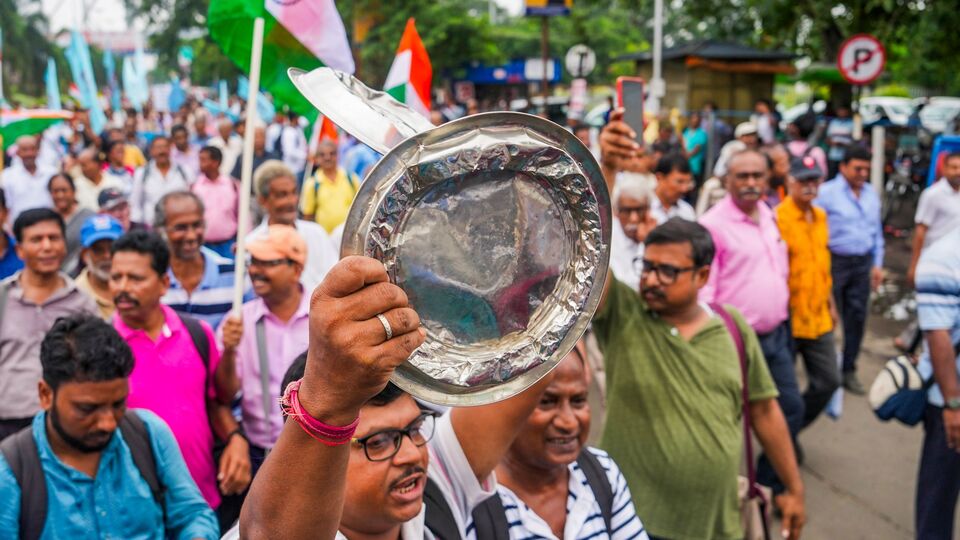 একইসুরে সংগ্রামী যৌথ মঞ্চের আহ্বায়ক ভাস্কর ঘোষ জানিয়েছেন, রাজ্য সরকারের তরফে সওয়াল করা হয় যে রাজ্য সরকারি কর্মচারীদের ডিএয়ের অধিকার আসছে ‘ক্ল্যারিফিটরি নোট’ থেকে। যেগুলি জারি করে রাজ্য সরকারি কর্মচারীদের ডিএ দেওয়া হচ্ছিল। সেই সওয়ালের বিরোধিতা করা হয়েছে। তাঁরা সওয়াল করেছেন যে সার্ভিস রুল থেকেই ডিএয়ের অধিকার আসছে। (ফাইল ছবি, সৌজন্যে পিটিআই)