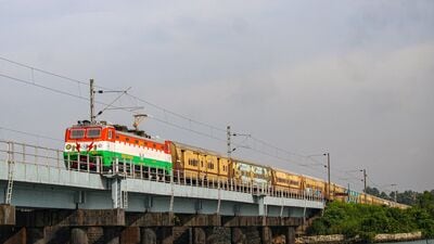 ভাগলপুর-দুমকা-রামপুরহাট রেললাইনের ডাবলিং করার প্রস্তাব অনুমোদন দিল কেন্দ্রীয় মন্ত্রিসভা। বুধবার রেলমন্ত্রী অশ্বিনী বৈষ্ণব জানিয়েছেন, সেই প্রকল্পের আওতায় ১৭৭ কিলোমিটার মতো লাইন তৈরি করা হবে। আনুমানিক ব্যয় ধরা হয়েছে ৩,১৬৯ কোটি টাকা। সার্বিকভাবে সেই প্রকল্পের লাভবান হবেন তিন রাজ্যের (পশ্চিমবঙ্গ, ঝাড়খণ্ড এবং বিহার) পাঁচটি জেলার প্রায় ৪৪১টি গ্রামের ২৮.৭২ লাখ মানুষ উপকৃত হবেন। (ছবিটি প্রতীকী, সৌজন্যে Southern Railways) ভাগলপুর-দুমকা-রামপুরহাট রেললাইনের ডাবলিং করার প্রস্তাব অনুমোদন দিল কেন্দ্রীয় মন্ত্রিসভা। বুধবার রেলমন্ত্রী অশ্বিনী বৈষ্ণব জানিয়েছেন, সেই প্রকল্পের আওতায় ১৭৭ কিলোমিটার মতো লাইন তৈরি করা হবে। আনুমানিক ব্যয় ধরা হয়েছে ৩,১৬৯ কোটি টাকা। সার্বিকভাবে সেই প্রকল্পের লাভবান হবেন তিন রাজ্যের (পশ্চিমবঙ্গ, ঝাড়খণ্ড এবং বিহার) পাঁচটি জেলার প্রায় ৪৪১টি গ্রামের ২৮.৭২ লাখ মানুষ উপকৃত হবেন। (ছবিটি প্রতীকী, সৌজন্যে Southern Railways)