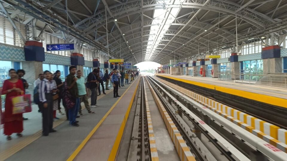 কলকাতা এয়ারপোর্ট মেট্রো চলবে শনিবার এবং রবিবারও। অর্থাৎ কলকাতা মেট্রোর ব্লু লাইন (দক্ষিণেশ্বর-শহিদ ক্ষুদিরাম) এবং ইস্ট-ওয়েস্ট মেট্রোর (হাওড়া ময়দান-সল্টলেক সেক্টর ফাইভ) মতোই সপ্তাহের প্রতিদিনই নোয়াপাড়া-কলকাতা এয়ারপোর্ট লাইনেও মেট্রো চলবে। কলকাতা মেট্রো কর্তৃপক্ষের তরফে জানানো হয়েছে, আগামী ১৩ সেপ্টেম্বর (এই শনিবার) থেকে সপ্তাহান্তে পরিষেবা চালু করা হচ্ছে। (ছবি সৌজন্যে Metro Railways)