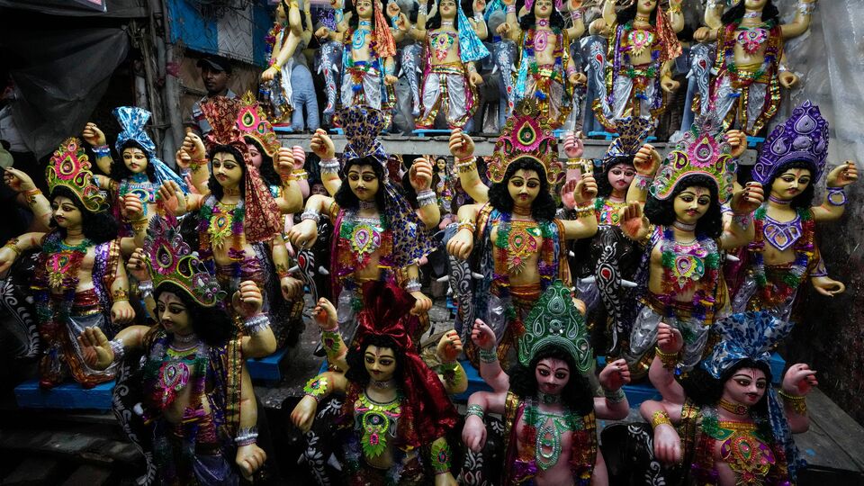 আর বিশ্বকর্মা পুজোয় যে ছুটি দেওয়া হবে, তা আগেই জানিয়ে দেন মুখ্যমন্ত্রী মমতা বন্দ্যোপাধ্যায়। বুধবার জলপাইগুড়িতে একগুচ্ছ প্রকল্পের উদ্বোধনের মধ্যেই মুখ্যমন্ত্রী জানান, পরিযায়ী শ্রমিকদের সম্মান জানিয়ে বিশ্বকর্মা পুজোয় ছুটি থাকবে, যাতে সেই দিনটা দেবতার আরাধনা করতে পারেন। মুখ্যমন্ত্রীর আশ্বাসের পরই নবান্নের তরফে সরকারিভাবে বিশ্বকর্মা পুজোয় ছুটি ঘোষণা করে বিজ্ঞপ্তি জারি করা হল। (ফাইল ছবি, সৌজন্যে এপি)