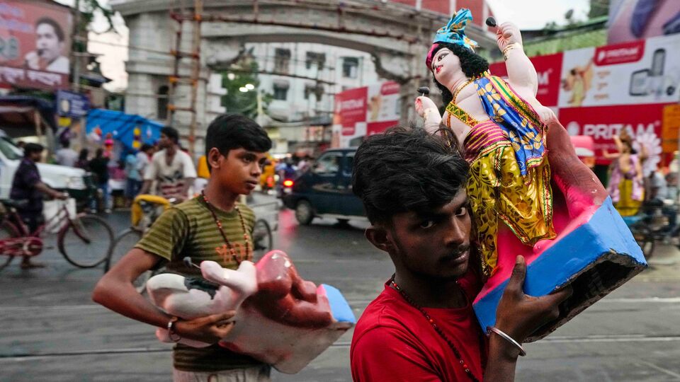 বুধবার অর্থ দফতরের তরফে জানানো হয়েছে, বিশ্বকর্মা পুজোর জন্য আগামী ১৭ সেপ্টেম্বর (বুধবার) সমস্ত রাজ্য সরকারি অফিস, বোর্ড, কর্পোরেশন, রাজ্য সরকারের অধীনস্থ সংস্থা, শিক্ষা প্রতিষ্ঠান (স্কুল, কলেজ, বিশ্ববিদ্যালয়)-সহ যাবতীয় অফিস ও দফতর বন্ধ থাকবে। গত নভেম্বরে যে ছুটির তালিকা প্রকাশ করা হয়েছিল, তাতে বিশ্বকর্মা পুজোয় ছুটি দেওয়া হয়নি। এবার সেটা যুক্ত করা হল। (ফাইল ছবি, সৌজন্যে এপি)