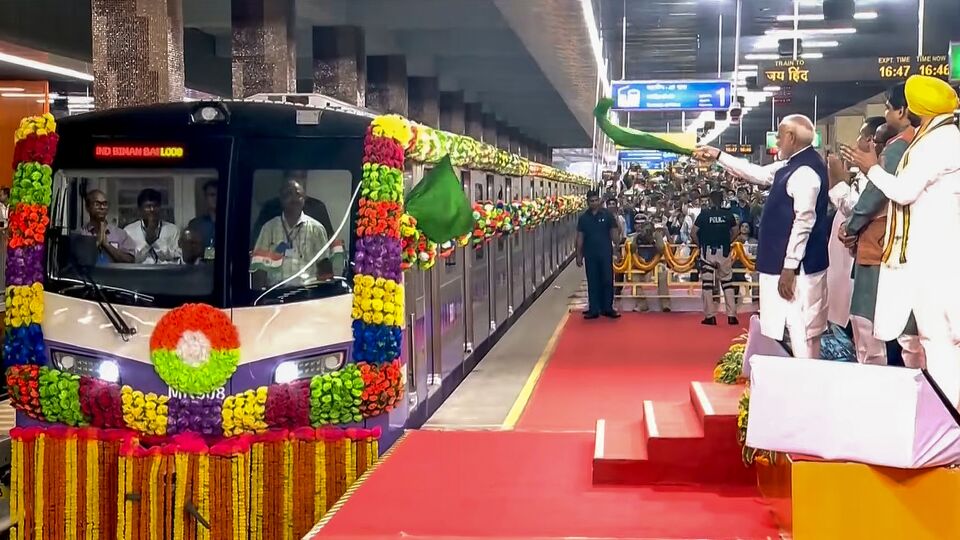 প্রাথমিকভাবে যখন নোয়াপাড়া-কলকাতা এয়ারপোর্ট লাইনে (কলকাতা মেট্রোর ইয়েলো লাইন) পরিষেবা শুরু করা হয়, তখন শনিবার এবং রবিবার মেট্রো মিলত না। তবে যাত্রী সংখ্যা দেখে এবার রোজই মেট্রো চালানোর সিদ্ধান্ত নেওয়া হল। মেট্রো কর্তৃপক্ষের দাবি, গত সোমবার যাত্রীর সংখ্যা ৭,০০০ পেরিয়ে গিয়েছে। সেই পরিস্থিতিতে ওই লাইনে শনিবার এবং রবিবারও মেট্রো চালানোর সিদ্ধান্ত নেওয়া হল। (ফাইল ছবি, সৌজন্যে পিটিআই)