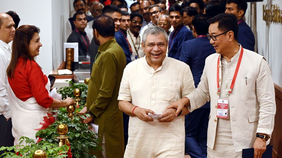 যদিও সেই জোড়া প্রকল্পের পরে প্রশ্ন উঠেছে যে সামনেই বিধানসভা নির্বাচন আছে বলে বিহারকে ঝাঁপি উপুড় করে দিচ্ছে কেন্দ্রের বিজেপি সরকার? ইতিমধ্যে একগুচ্ছ প্রকল্প উপহার দেওয়া হয়েছে। আজ সেই তালিকায় যুক্ত ছিল আরও দুটি। তবে ভোটের জন্য বিহারকে প্রকল্পের পর প্রকল্প দেওয়ার অভিযোগ উড়িয়ে দিয়েছেন বৈষ্ণব। তিনি দাবি করেছেন, বিভিন্ন রাজ্যে বিভিন্ন উন্নয়নমূলক প্রকল্প করা হচ্ছে। (ফাইল ছবি, সৌজন্যে হিন্দুস্তান টাইমস)