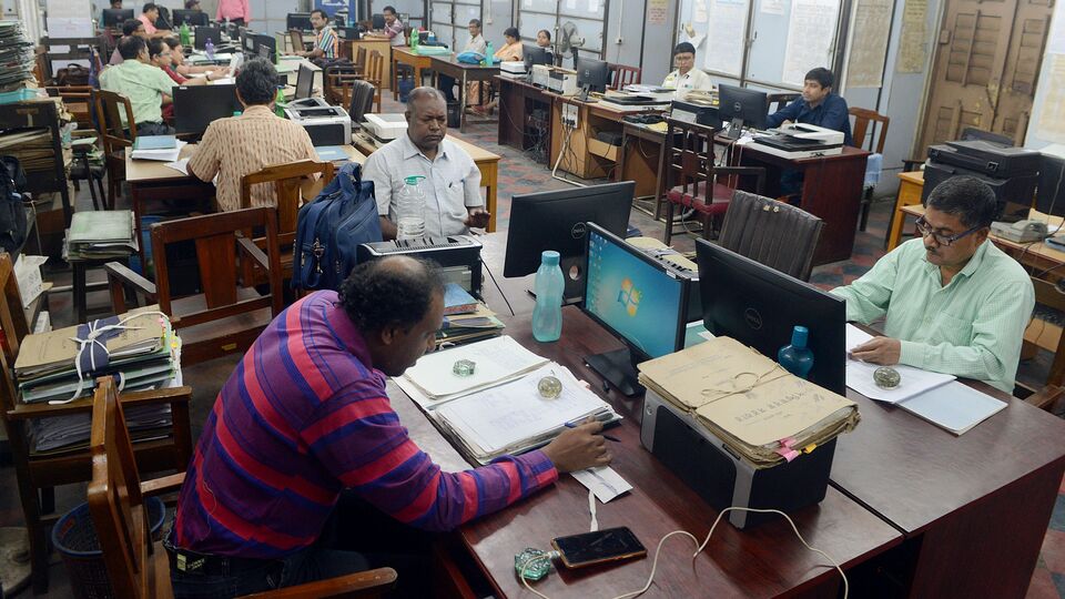 প্রসঙ্গত, দীর্ঘ ২ বছরেরও বেশি সময় ধরে সুপ্রিম কোর্টে ঝুলে আছে পশ্চিমবঙ্গ রাজ্য সরকার কর্মীদের বকেয়া ডিএ মামলা। প্রসঙ্গত, সুপ্রিম কোর্টে রাজ্য সরকারি কর্মচারীদের ডিএ সংক্রান্ত যে মামলাটি চলছে, সেটা পঞ্চম বেতন কমিশন সংক্রান্ত। ২০১৬ সাল থেকে সেই মামলা চলছে। এই মামলাটি স্টেট অ্যাডমিনিস্ট্রেটিভ ট্রাইবুনাল, কলকাতা হাইকোর্ট হয়ে সুপ্রিম কোর্টে এসেছে। প্রথমে স্যাটে জয় পেয়েছিল রাজ্য সরকার। তারপর থেকে প্রতিটি ক্ষেত্রে জয় পেয়েছেন রাজ্য সরকারি কর্মচারীরা।
