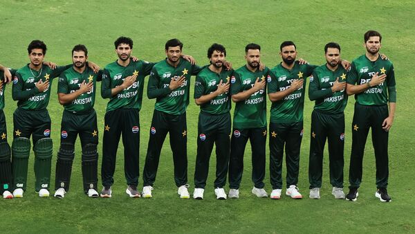 পাকিস্তানের জাতীয় সঙ্গীতের বদলে মাঠে বাজল ‘জলেবি বেবি’, চরম লজ্জায় সলমন আগার দল পাকিস্তানের জাতীয় সঙ্গীতের বদলে মাঠে বাজল ‘জলেবি বেবি’, চরম লজ্জায় সলমন আগার দল