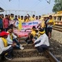 কুড়মি আন্দোলনে ব্যাহত রেল পরিষেবা, একাধিক ট্রেন বাতিল, নিয়ন্ত্রিত হচ্ছে বন্দে ভারত (PTI) কুড়মি আন্দোলনে ব্যাহত রেল পরিষেবা, একাধিক ট্রেন বাতিল, নিয়ন্ত্রিত হচ্ছে বন্দে ভারত (PTI)