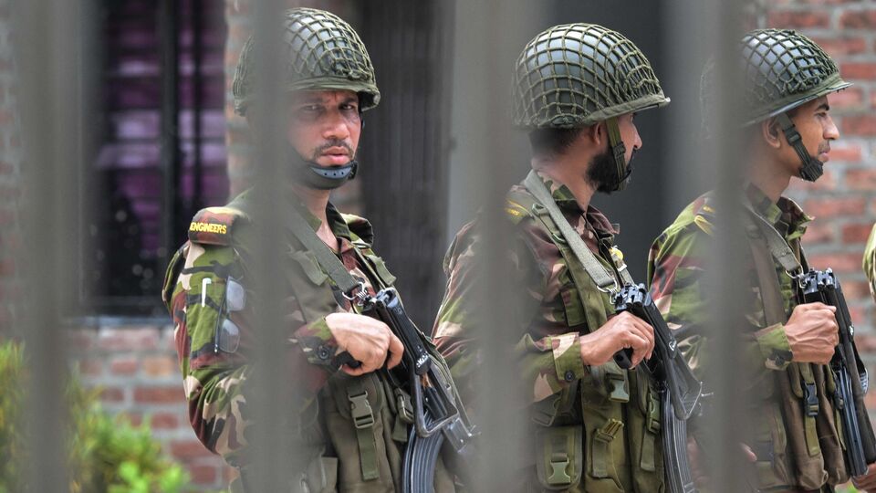 মহম্মদ ইউনুস বাংলাদেশ ছাড়তেই বিদেশে পাড়ি দিলেন বাংলাদেশের সেনাপ্রধান ওয়াকার-উজ-জামান। আর তারপরই যথারীতি জল্পনা শুরু হয়ে গিয়েছে যে সামরিক অভ্যুত্থানের সলতে পাকানোর জন্য বিদেশে গিয়েছেন বাংলাদেশের সেনাপ্রধান? আগামী বছর সাধারণ নির্বাচন হওয়ার আগেই কি ইউনুসকে হটিয়ে দিয়ে বাংলাদেশে সামরিক অভ্যুত্থান করা হবে কিনা, তা নিয়েও জল্পনা ছড়িয়েছে। (ছবিটি প্রতীকী, সৌজন্যে এএফপি)