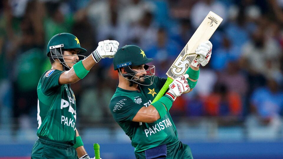 পাক ওপেনারের ‘একে-৪৭’ উল্লাস, ফের বাইশ গজে রাজনৈতিক বিতর্ক (Creimas/Asian Cricket Council)