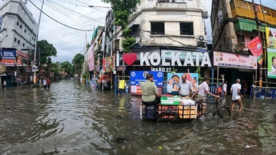 মঙ্গলবার কলকাতায় ভারী বৃষ্টির পর জলাবদ্ধ রাস্তার একটি দৃশ্য, যেখানে জল হাঁটু পর্যন্ত উঠেছে। (Debajyoti Chakraborty/ANI) মঙ্গলবার কলকাতায় ভারী বৃষ্টির পর জলাবদ্ধ রাস্তার একটি দৃশ্য, যেখানে জল হাঁটু পর্যন্ত উঠেছে। (Debajyoti Chakraborty/ANI)