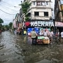 মঙ্গলবার কলকাতায় ভারী বৃষ্টির পর জলাবদ্ধ রাস্তার একটি দৃশ্য, যেখানে জল হাঁটু পর্যন্ত উঠেছে।