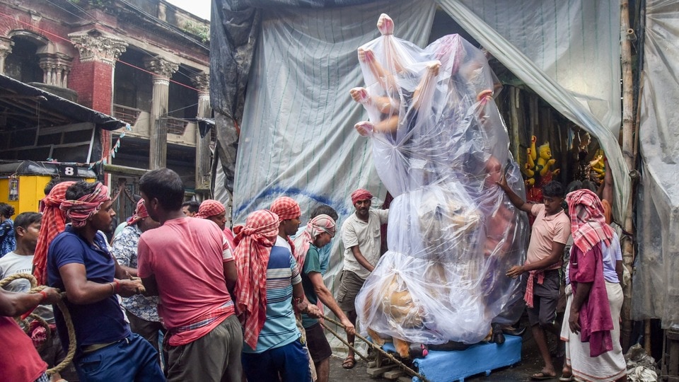 কলকাতায় দুর্গাপূজার প্রস্তুতির মধ্যে বৃষ্টি থেকে রক্ষা করার জন্য একটি দুর্গা মূর্তিকে প্লাস্টিকের চাদরে মোড়ানো হয়েছে।(Saikat Paul/ANI)