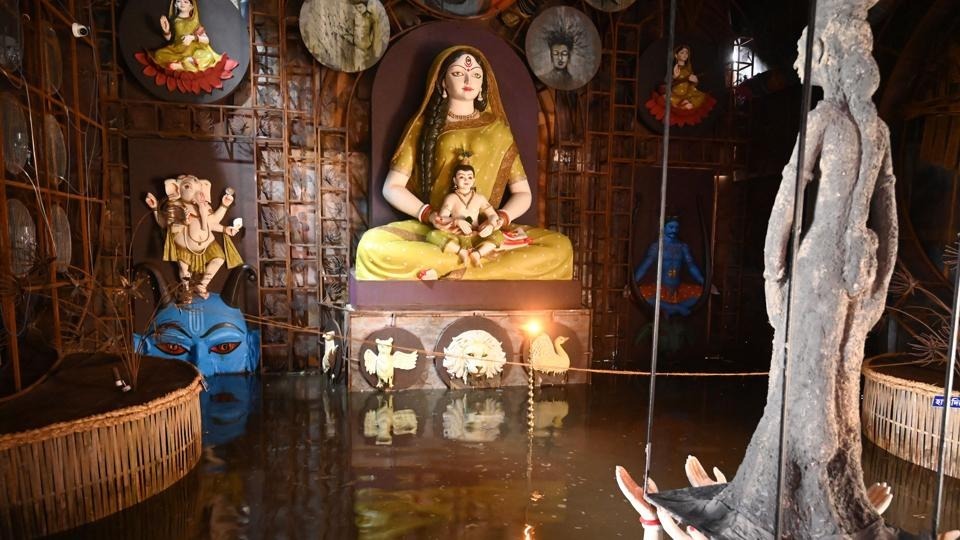 মঙ্গলবার কলকাতার একটি জলাবদ্ধ দুর্গাপূজার প্যান্ডেল।(Samir Jana/ Hindustan Times)