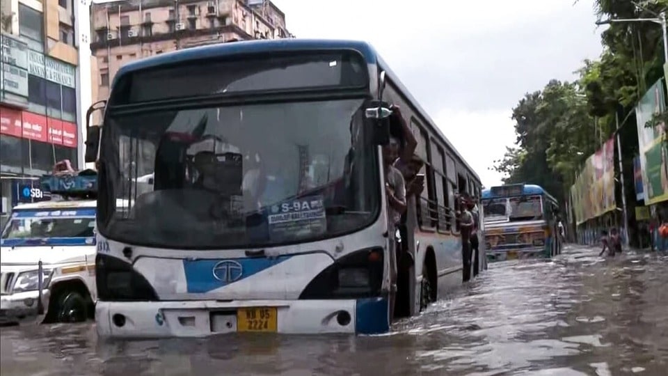 মঙ্গলবার, ২৩ সেপ্টেম্বর, কলকাতার রবীন্দ্র সদনে ভারী বৃষ্টির পর জলাবদ্ধ রাস্তায় একটি বাসের দৃশ্য।(ANI )