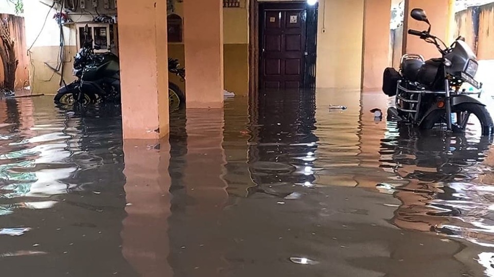 কলকাতায় ভারী বৃষ্টির পর আংশিকভাবে ডুবে যাওয়া গাড়ি সহ একটি জলাবদ্ধ পার্কিং এরিয়া।(ANI )