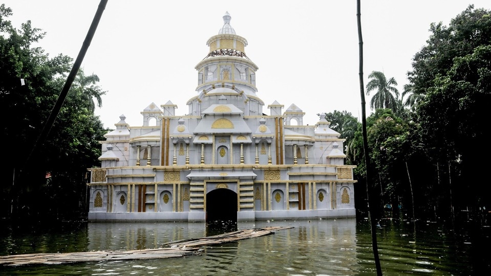 কলকাতায় ভারী বৃষ্টির পর একটি দুর্গাপূজার প্যান্ডেল জলাবদ্ধ হয়েছে, যা আয়োজকদের জন্য উদ্বেগের কারণ হয়েছে।(Saikat Paul/ANI)