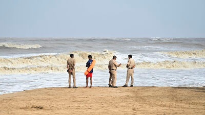 Police and lifeguard patrol Juhu Beach. (File photo) (HT PHOTO)