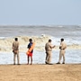 Police and lifeguard patrol Juhu Beach. (File photo) (HT PHOTO)