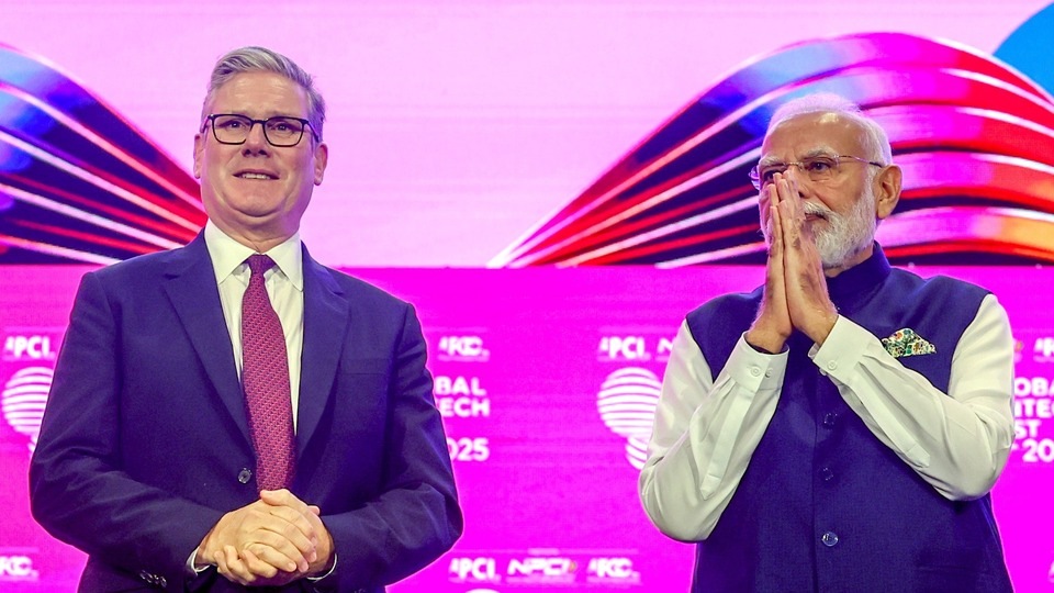 5ভারত ও ব্রিটেনের যৌথ বিবৃতিতে জানানো হয়েছে, মেরিটাইম ইলেকট্রিক প্রপালশন সিস্টেম তৈরির বিষয়ে দু'দেশ গুরুত্বপূর্ণ আলোচনা করেছে। সেই বিষয়টিকে পরবর্তী ধাপে নিয়ে যাওয়ার জন্য সই-সাবুদও হয়েছে। পাশাপাশি যে কোনও সন্ত্রাসবাদকে দ্ব্যর্থহীন ভাষায় নিন্দা করেছেন ভারতের প্রধানমন্ত্রী এবং ব্রিটেনের প্রধানমন্ত্রী। তাঁরা জানিয়েছেন, সন্ত্রাসবাদের বিরুদ্ধে হাতে হাত মিলিয়ে লড়াই করবে দু'দেশ। (DPR PMO)