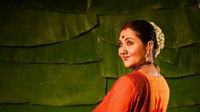 স্বস্তিকা মুখোপাধ্যায়ের পোস্ট দেখলেই বোঝা যায়, তিনি মাঝেমধ্যেই স্মৃতির সাগরে ডুব দেন। বাবা-মায়ের স্মৃতি রোমন্থন করতে দেখা যায় অভিনেত্রীকে। এবার দক্ষিণী স্টাইলে সেজে তেমনি একটি পুরনো দিনের গল্পের সাজি নিয়ে এলেন স্বস্তিকা। স্বস্তিকা মুখোপাধ্যায়ের পোস্ট দেখলেই বোঝা যায়, তিনি মাঝেমধ্যেই স্মৃতির সাগরে ডুব দেন। বাবা-মায়ের স্মৃতি রোমন্থন করতে দেখা যায় অভিনেত্রীকে। এবার দক্ষিণী স্টাইলে সেজে তেমনি একটি পুরনো দিনের গল্পের সাজি নিয়ে এলেন স্বস্তিকা।