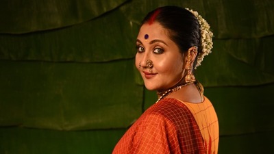 তবে শুধু সাজ নয়, এই সাজের পেছনের একটি মিষ্টি গল্পের কথাও বলতে শোনা যায় অভিনেত্রীকে। তিনি লেখেন, ‘বাবা কে যেই বলতাম, ধুর আমার দক্ষিণে জন্মালেই ভালো হত, কত ফুল, গুঁড়ো টিপ, ওরা কি সুন্দর কাছা দিয়ে শাড়ি পরে, নাকের দু দিকে গয়না পরে। আমাদের সবই বোরিং।’ তবে শুধু সাজ নয়, এই সাজের পেছনের একটি মিষ্টি গল্পের কথাও বলতে শোনা যায় অভিনেত্রীকে। তিনি লেখেন, ‘বাবা কে যেই বলতাম, ধুর আমার দক্ষিণে জন্মালেই ভালো হত, কত ফুল, গুঁড়ো টিপ, ওরা কি সুন্দর কাছা দিয়ে শাড়ি পরে, নাকের দু দিকে গয়না পরে। আমাদের সবই বোরিং।’