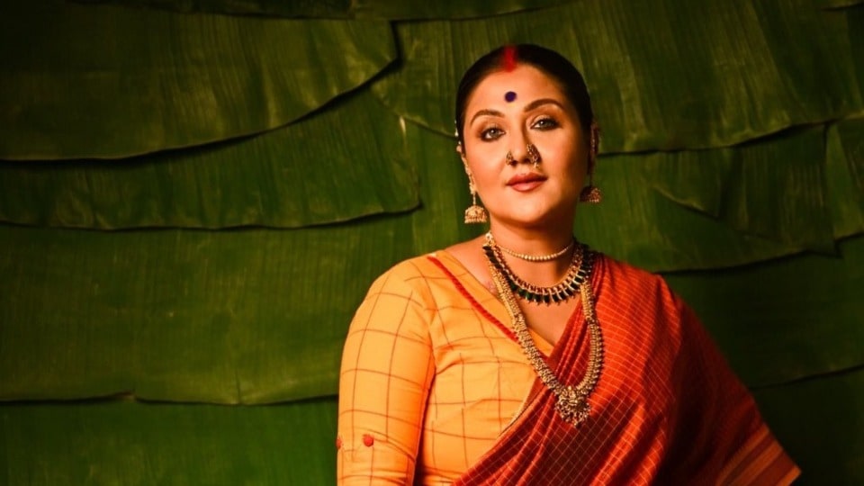 স্বস্তিকা যে ছবিগুলি পোস্ট করেছেন সেখানে দেখা যাচ্ছে তিনি পরে রয়েছেন একটি লাল রঙের শাড়ি, হলুদ রঙের ব্লাউজ এবং খুব সামান্য গয়না। তবে এই এই দেশের স্টাইলে নয়, ইনি সেজে রয়েছেন দক্ষিণী স্টাইলে। 