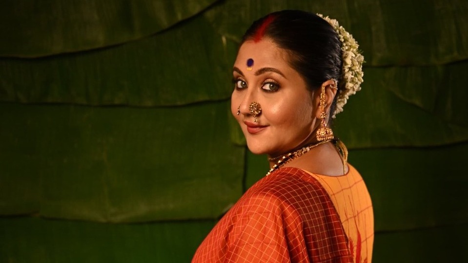 তবে শুধু সাজ নয়, এই সাজের পেছনের একটি মিষ্টি গল্পের কথাও বলতে শোনা যায় অভিনেত্রীকে। তিনি লেখেন, ‘বাবা কে যেই বলতাম, ধুর আমার দক্ষিণে জন্মালেই ভালো হত, কত ফুল, গুঁড়ো টিপ, ওরা কি সুন্দর কাছা দিয়ে শাড়ি পরে, নাকের দু দিকে গয়না পরে। আমাদের সবই বোরিং।’ 