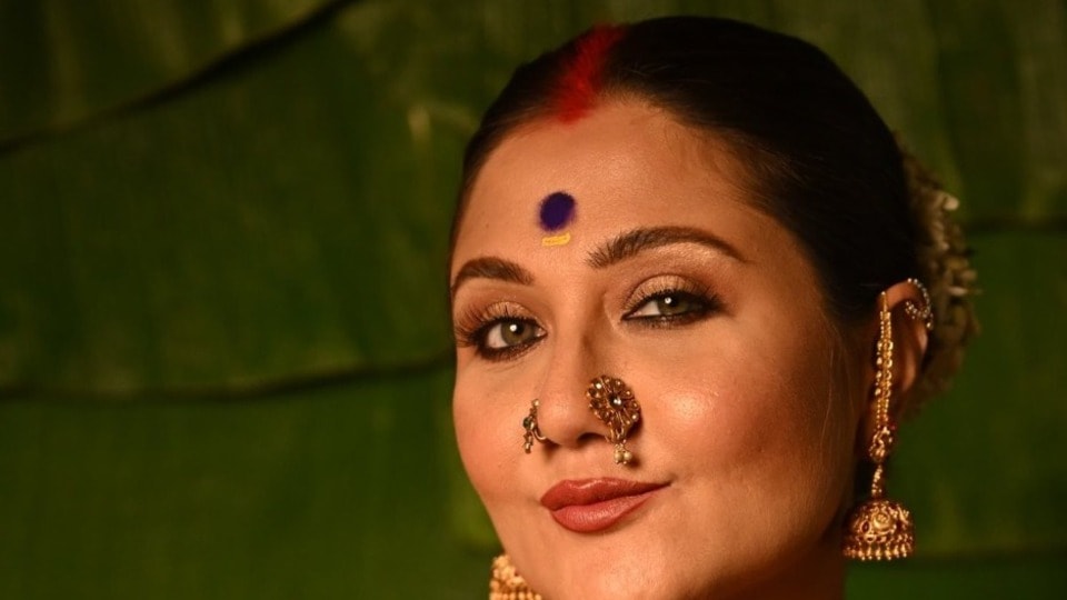 বাবার কথা স্মরণ করে অভিনেত্রী লেখেন, বাবা খবরের কাগজ থেকে এক ফোঁটা মাথা না তুলে উত্তরে বলত, আমাদের এখানে এসব পাওয়া যায়না হ্যাঁ রে? বুবুকে বল কিনে এনে দিতে, পরে ফেল, কী সব নিয়ে যে দুঃখ করিস, তোর মা গিয়ে তোদের আমার ঘাড়ে ফেলে গেল, সারাদিন শুধু শাড়ি গয়না টিপ নিয়ে গজগজ। 