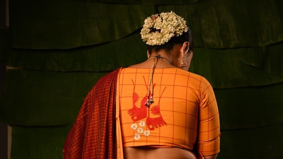 স্বস্তিকা লেখেন, ‘হ্যাঁ গো বাবা, বুবু (আমার বোন) কে বলেছি সব কিনে আনতে, পরেও ফেলেছি, ছবিও তুলেছি, আর তোমায় বলা হয়নি, দু দিকে নাক বিঁধিয়ে নিয়েছি। ’