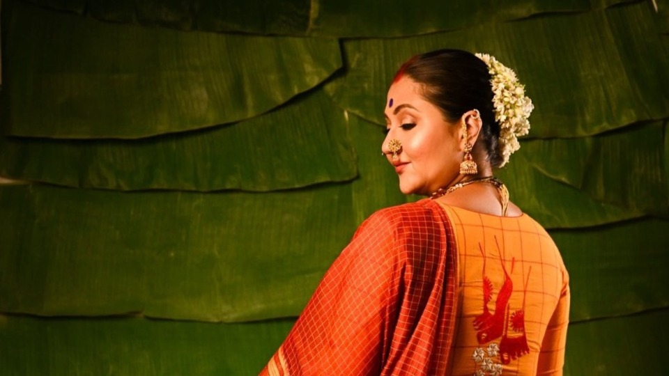 প্রসঙ্গত, কিছুদিন বাদেই ‘প্রোমোটার বৌদি’ ছবিতে দেখা যাবে অভিনেত্রীকে। নতুন ছবি নিয়ে ইতিমধ্যেই নিত্যনতুন আপডেট দিতে দেখা যায় স্বস্তিকাকে। 