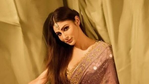 মৌনী রায়ের দেশি লুক মৌনী রায়ের দেশি লুক