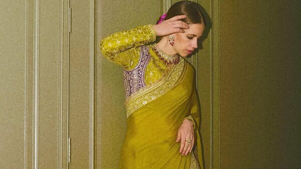 লাইম গ্রিন শাড়ির চার্ম লাইম গ্রিন শাড়ির চার্ম