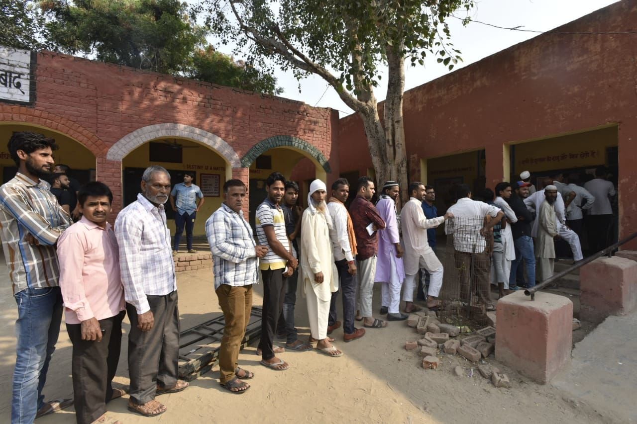 <p>Voters in Badkhal queue up to cast their vote</p>