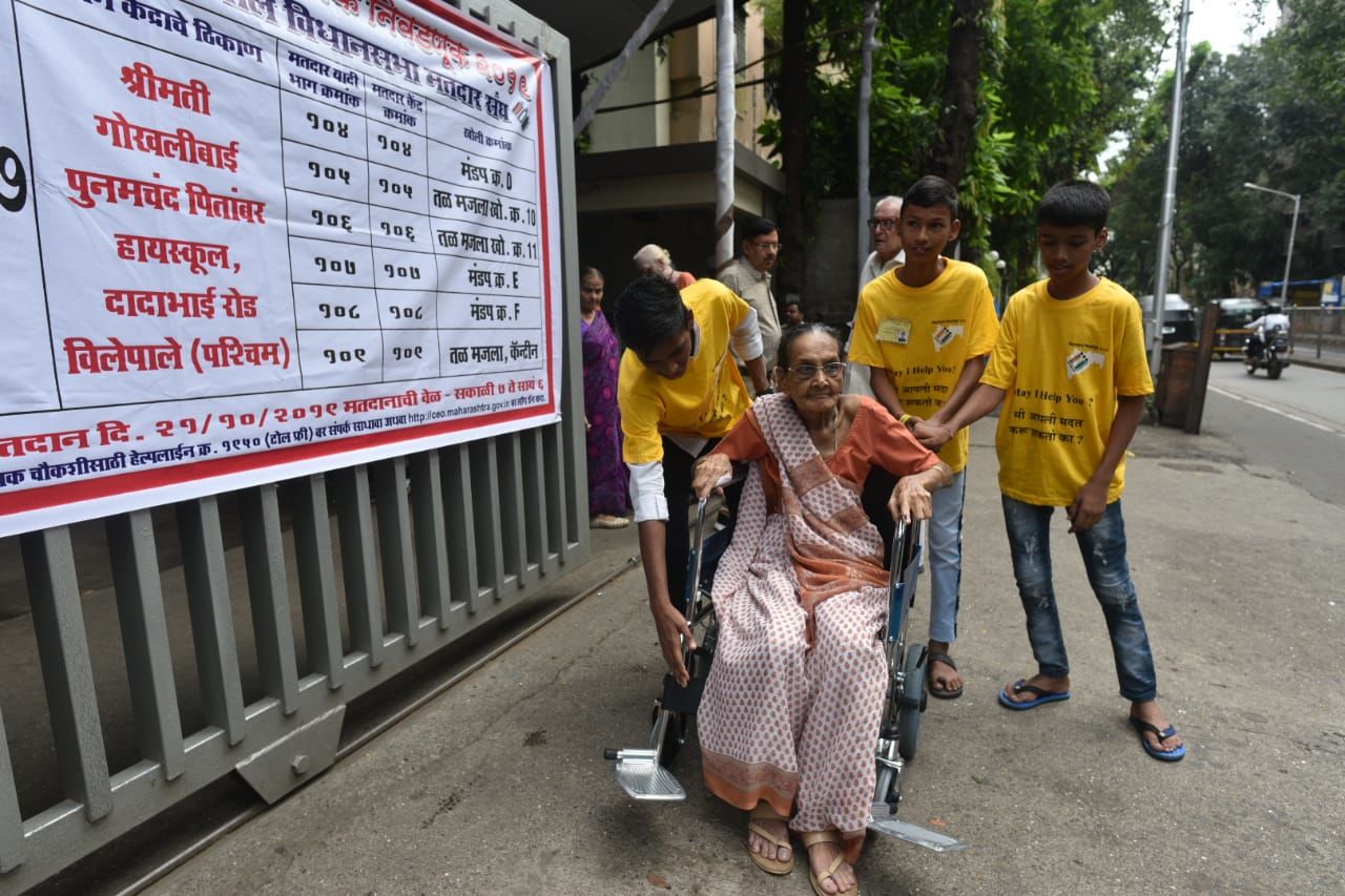<p>School students help out senior citizens at polling station</p>