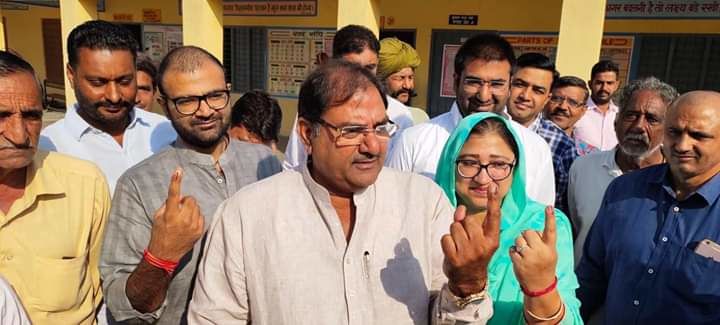 <p>INLD's Abhay Chautala casts his vote</p>